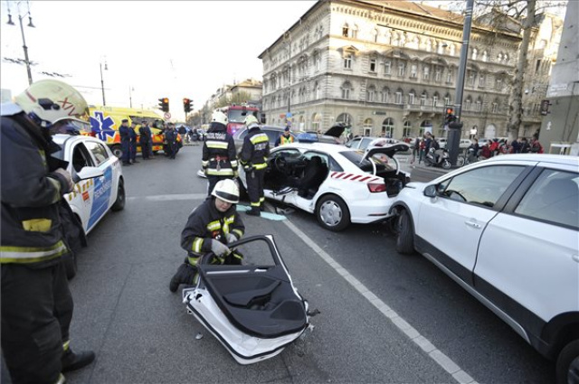 Két autó és egy rendőrautó ütközött Erzsébetvárosban