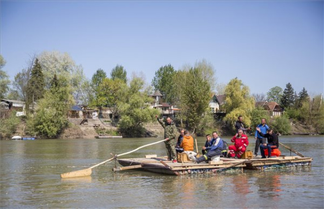 Pillepalackokból készül tutajon érkeztek Szegedre a gyergyószentmiklósi tűzoltók 