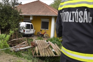 Családi ház teraszára hajtott egy kisteherautó Kisapostagon