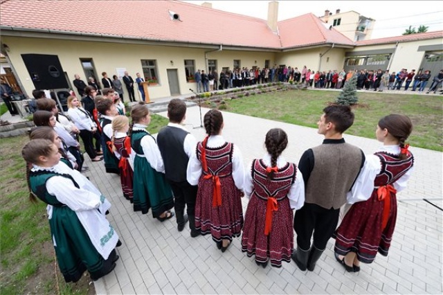 A magyar kormány támogatásával kialakított tankonyhát adtak át a nagyenyedi Bethlen Gábor Református Kollégiumban