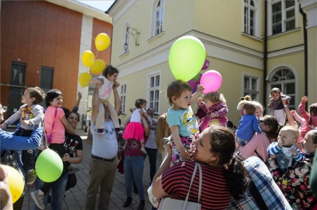 Az Emeljünk magasba minél több gyereket! országos rendezvény - Eger 