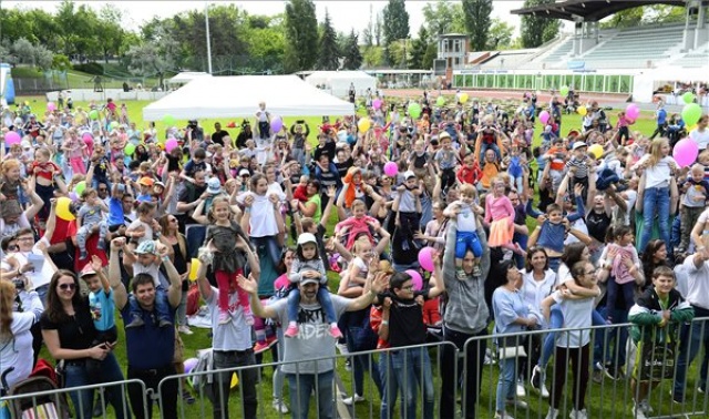 Az Emeljünk magasba minél több gyereket! országos rendezvény - Eger 