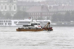 Dunai hajóbaleset - Pontonhídelemet juttattak a baleset helyszínére