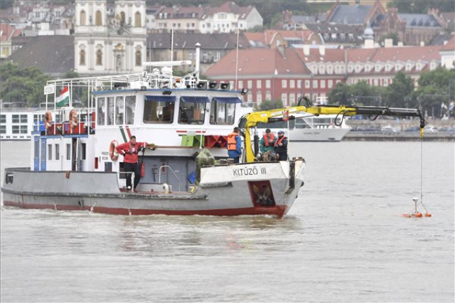 Dunai hajóbaleset - Az elsüllyedt turistahajót vizsgálják