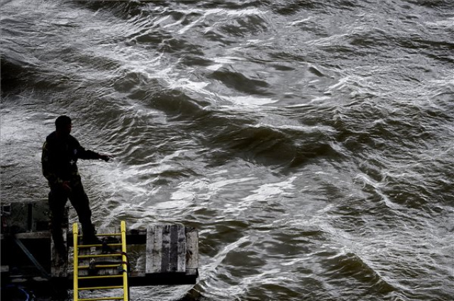 Dunai hajóbaleset - Az elsüllyedt turistahajót vizsgálják