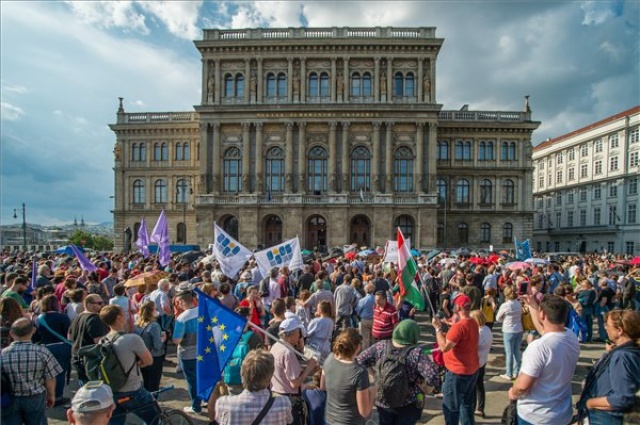 Az MTA intézményrendszerének tervezett átalakítása ellen demonstráltak Budapesten