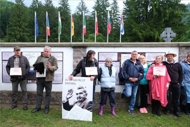 Úzvölgyi katonatemető - A románok erőszakos benyomulása után felszentelték a román emlékművet