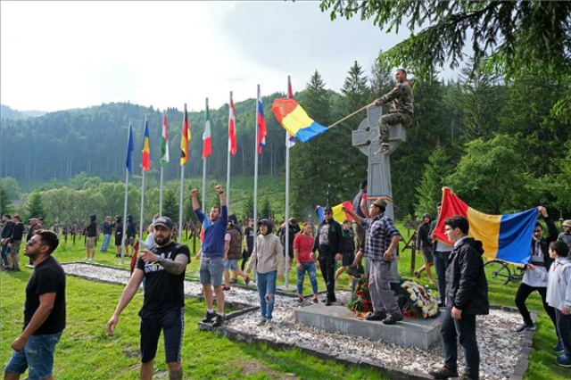 Úzvölgyi katonatemető - A románok erőszakos benyomulása után felszentelték a román emlékművet