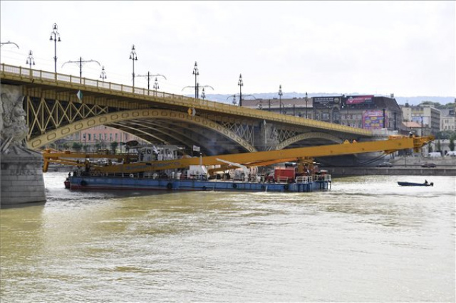 Dunai hajóbaleset - A Clark Ádám hajódaru a Margit hídnál 