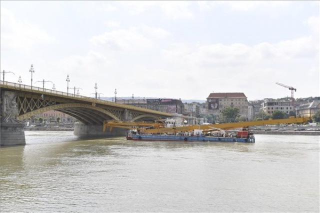 Dunai hajóbaleset - A Clark Ádám hajódaru a Margit hídnál 