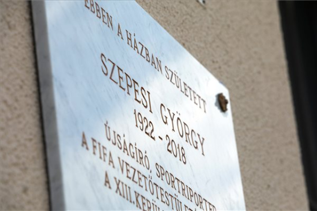 Felavatták Szepesi György emléktábláját a XIII. kerületben