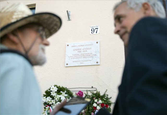 Felavatták Szepesi György emléktábláját a XIII. kerületben