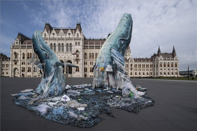 A Greenpeace műanyaghulladékból készült bálnaszobrai Budapesten