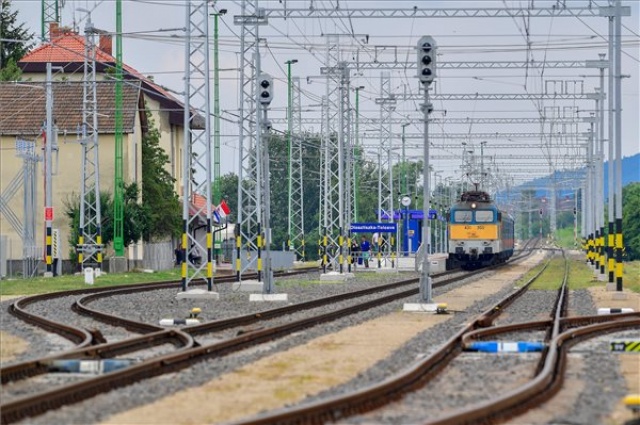Átadták a villamosított Mezőzombor-Sátoraljaújhely vasútvonalat