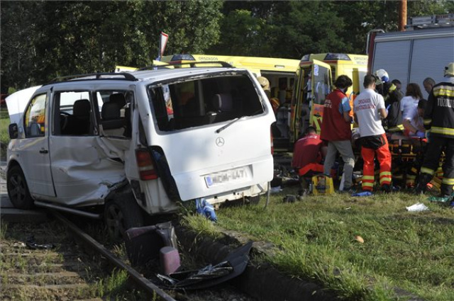Villamossal ütközött egy kisbusz Budapesten, többen megsérültek