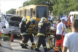Villamossal ütközött egy kisbusz Budapesten, többen megsérültek