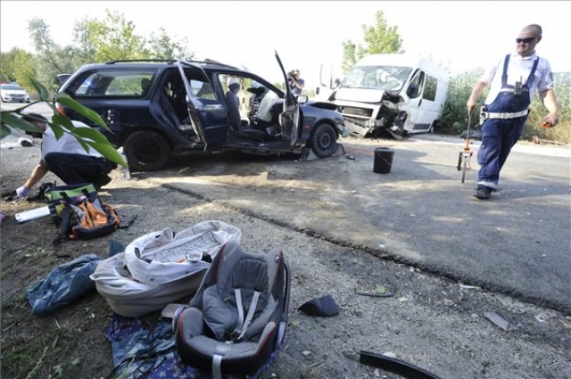Többen megsérültek egy balesetben Pilisvörösvárnál, lezárták a 10-es főutat