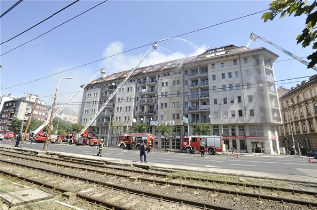 Tűz ütött ki egy hétemeletes lakóépület tetején Budapesten