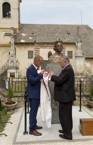 Szent Imre-szobrot avattak a Veszprém megyei Szentimrefalván