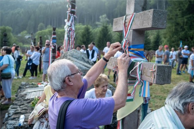 Úzvölgyi katonatemető - Ökumenikus istentiszteleten emlékeztek meg az úzvölgyi csatáról a 75. évfordulón