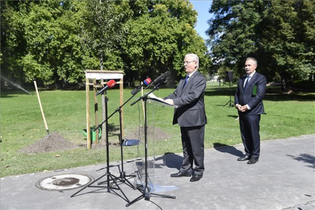 A főpolgármester és az agrárminiszter elültette a tízezredik fát a Margitszigeten 