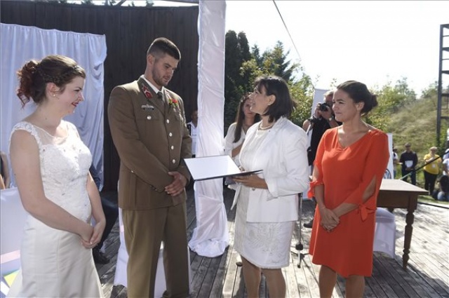 Öt pár kötött házasságot a NOE őszi találkozóján a szentendrei skanzenben