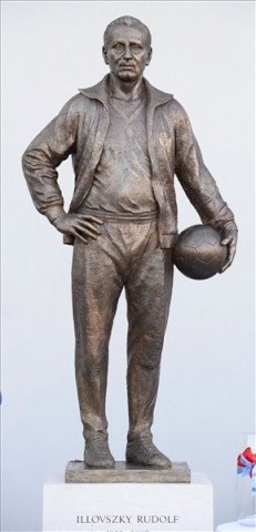 Felavatták Illovszky Rudolf szobrát a róla elnevezett stadionnál