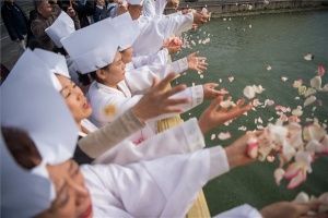 Dunai hajóbaleset - Tradicionális dél-koreai felvonulással búcsúztatták az áldozatokat