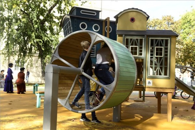 Átadták a Magyar Nemzeti Múzeum kertjében újjáépített játszóteret
