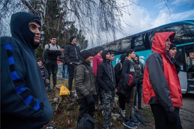 Illegális bevándorlás - Megkezdődött a boszniai-horvát határ közelében fekvő migránstábor bezárása