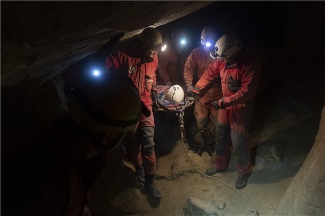 Sérültet mentett ki a Mátyás-hegyi-barlangból a Magyar Barlangi Mentőszolgálat