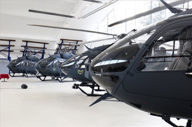 Átadták a honvédség új helikoptereit Szolnokon