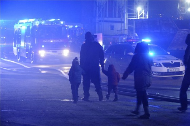 Leszakadt egy nagyfeszültségű vezeték Budapesten, több épület kigyulladt