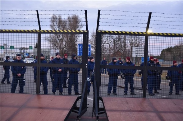 Illegális bevándorlás - Elérte a migránsmenet a magyar határt