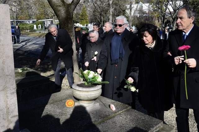 Budapest ostromának civil áldozataira emlékeztek a Farkasréti temetőben