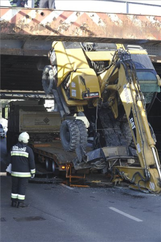 Vasúti felüljáró alá szorult egy teherautó Kőbányán 