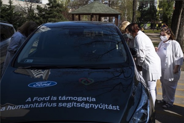 Koronavírus - Autókat ajánlott fel kórházaknak és karitatív szervezeteknek a Ford Magyarország