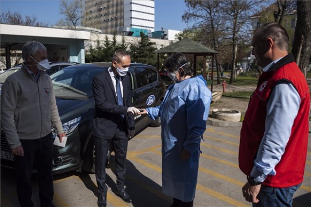 Koronavírus - Autókat ajánlott fel kórházaknak és karitatív szervezeteknek a Ford Magyarország