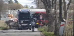 Vonat tarolt le egy kamiont és szállítmányát Norvégiában