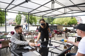 Koronavírus - Vidéken kinyithattak az éttermek és kávézók teraszai 
