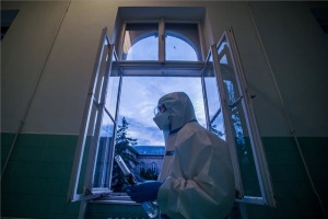 Koronavírus - Ápolónő éjszakai műszakban a fővárosi Szent János Kórházban