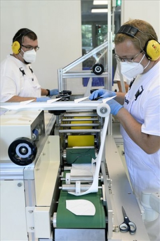 Koronavírus - Új, KN95 besorolású maszkot gyártó gép kezdte meg működését Budapesten