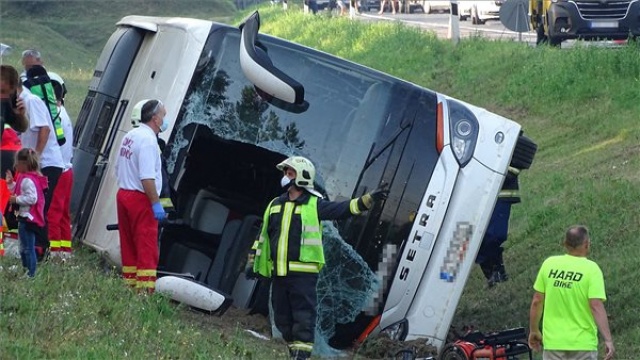 Felborult egy busz, meghalt egy ember az M5-ös autópályán