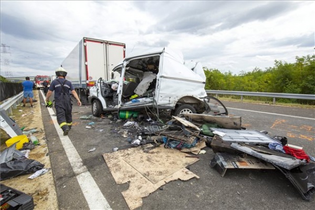Kamionok ütköztek az M70-es autópályán