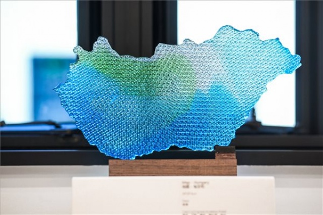 Viczán Zoltán üvegművész munkáiból nyílt kiállítás Sanghajban