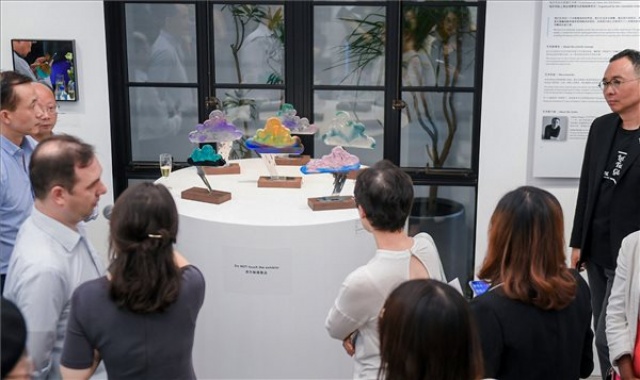 Viczán Zoltán üvegművész munkáiból nyílt kiállítás Sanghajban
