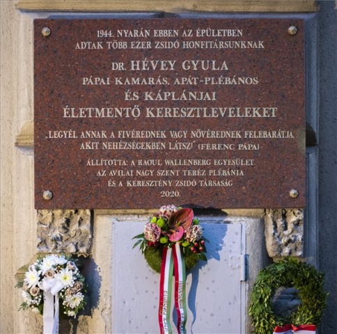 Emléktáblát avattak Hévey Gyula embermentő katolikus papnak Terézvárosban 