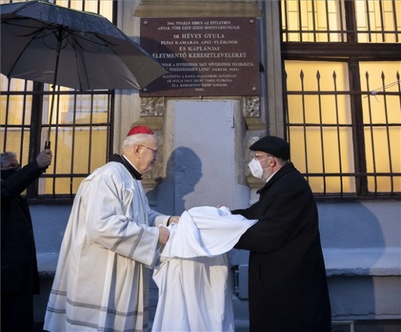 Emléktáblát avattak Hévey Gyula embermentő katolikus papnak Terézvárosban 