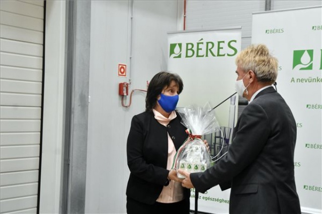 A Béres Gyógyszergyár 81.720 üveg Béres Cseppel támogatja a pedagógusok egészségét