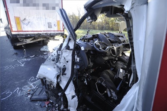 Teherautó kamionnak ütközött az M5-ös autópályán Ócsánál 